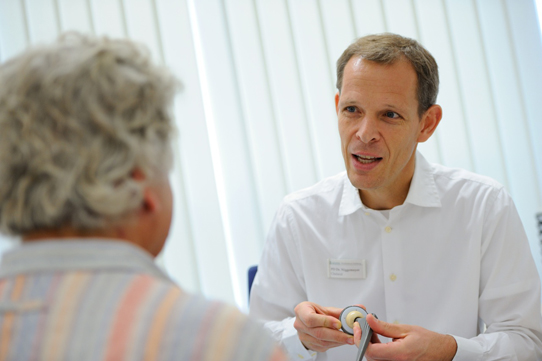 Dr. Niggemeyer im Gespräch mit einem Patienten Dr. Niggemeyer im Gespräch mit einem Patienten