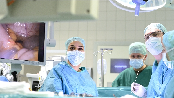 Barmbek Allgemeinchirurgie Gallenblasenchirurgie Ärzte während einer Gallenblasenoperation