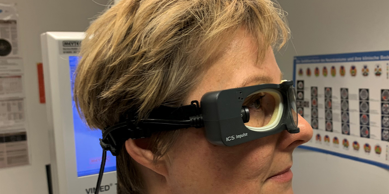 Leitende Oberärztin Paula Loibl führt die Schwindelbrille vor. Leitende Oberärztin Paula Loibl führt die Schwindelbrille vor.