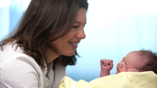 Dr. Stefanie Buchen mit Baby Ärztin hält Baby