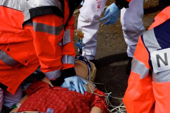 Reanimation im Rettungsdienst Patient wird auf der Straße wiederbelebt