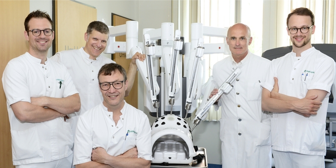 Unser Da Vinci Team Foto: Team der Urologie mit da Vinci OP-Roboter