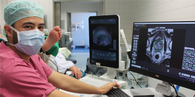 Fusionsbiopsie-Scholz FoO: Aufnahme des Arztes während einer Fusionsbiopsie