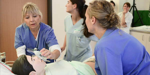 Team beatmet Mutter im Kreißsaal im Simulationstraining SAVE Bild: Team beatmet Mutter im Kreißsaal im Simulationstraining SAVE