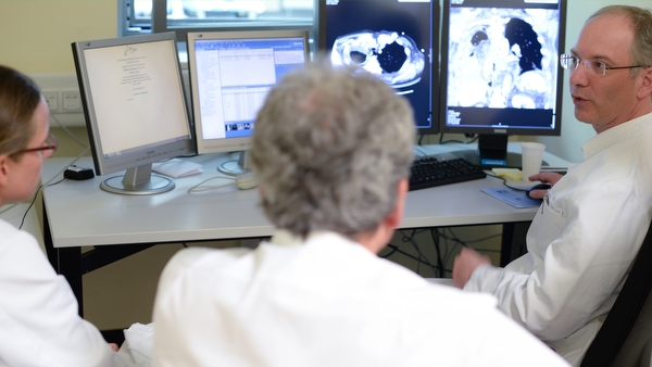 Besprechung zwischen Chirurgen und Radiologen Bild: Besprechung zwischen Chirurgen und Radiologen