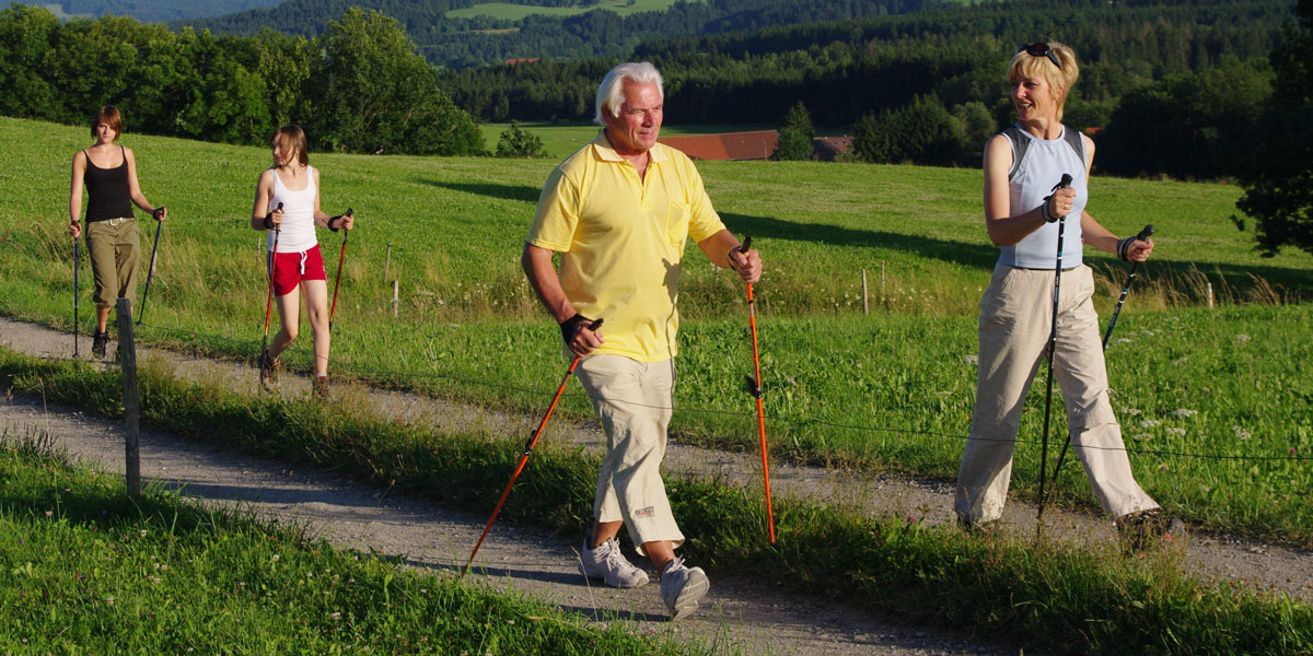 Nordic Walking Gruppe Mehrere Generationen beim Ausdauersport
