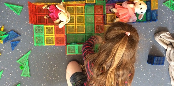 Unser Elementarbereich Bild: Kind beim Spielen