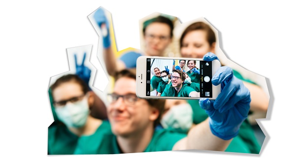 Azubi mit Smartphone Selfie_mittig Bild:Azubi mit Smartphone Selfie_mittig