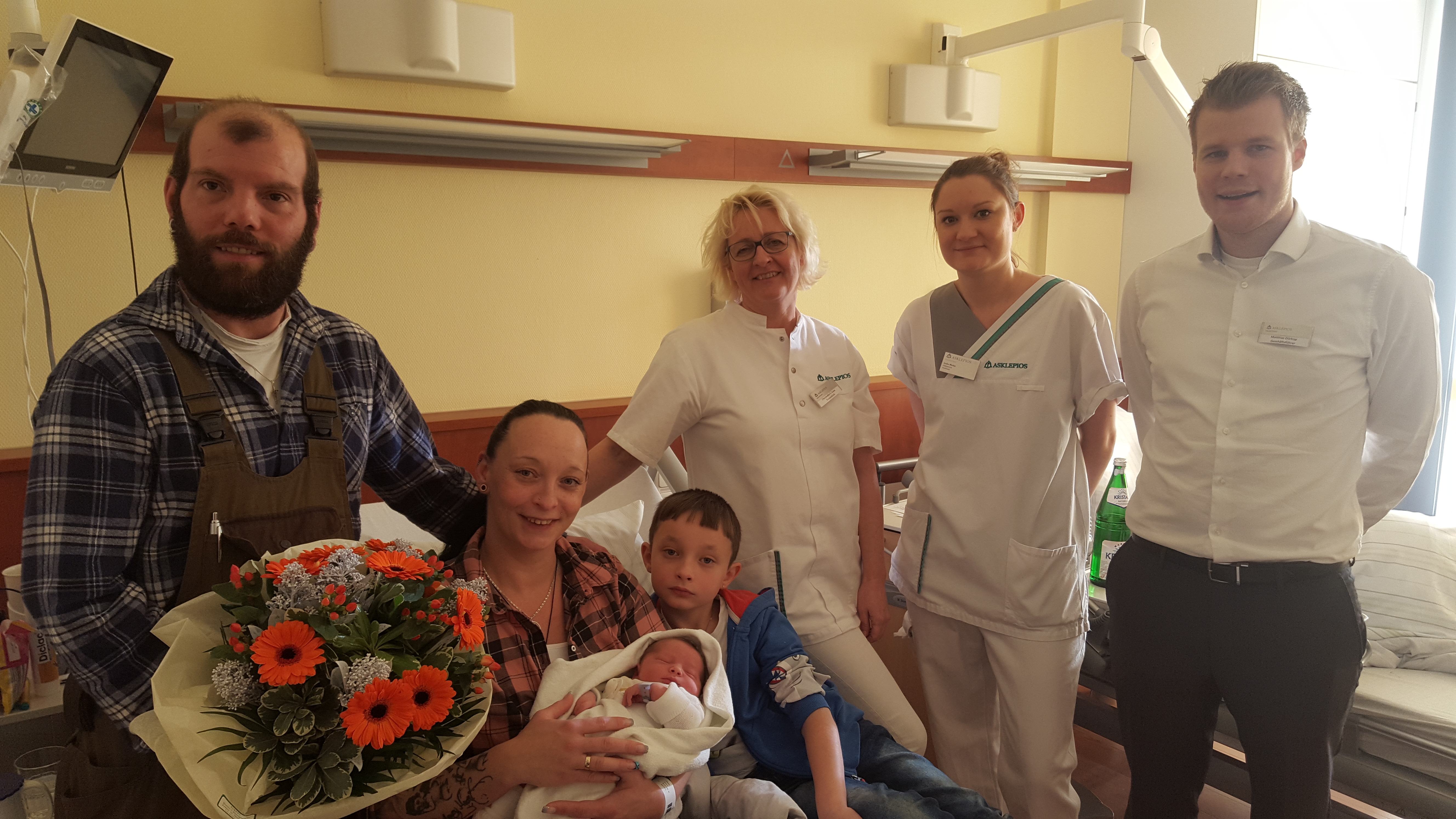 500. Geburt, Theo Obeck Bild: Eltern Jessica und Stefan Obeck mit Jubiläumsbaby Theo und Sohn Anthony, daneben Oberärztin Ute Lejon, Anika Weitze aus dem Hebammenteam und Mit-Geschäftsführer Matthias Dürkop