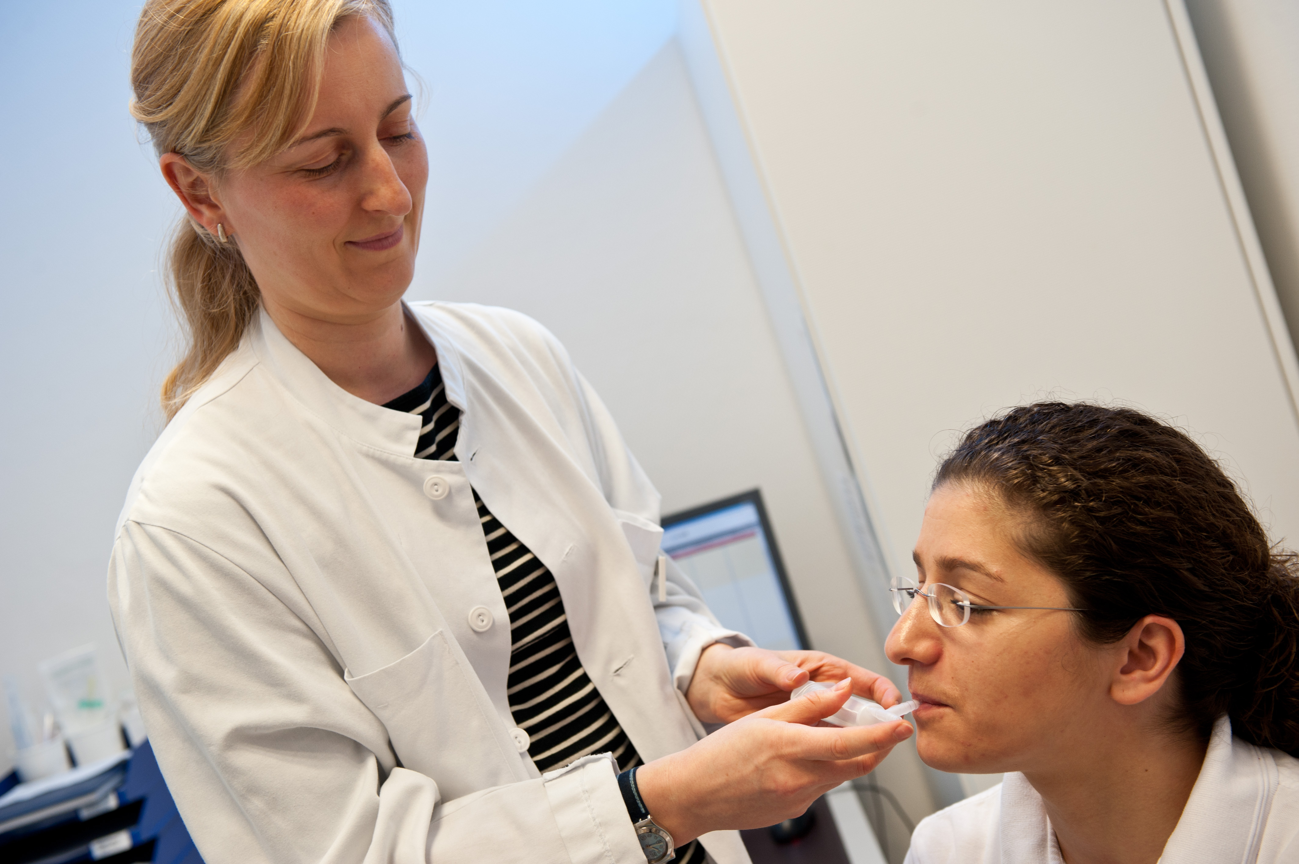 Gorjana Smoljanovic, Ökotrophologin Gorjana Smoljanovic, Ökotrophologen, führt Atemtest durch