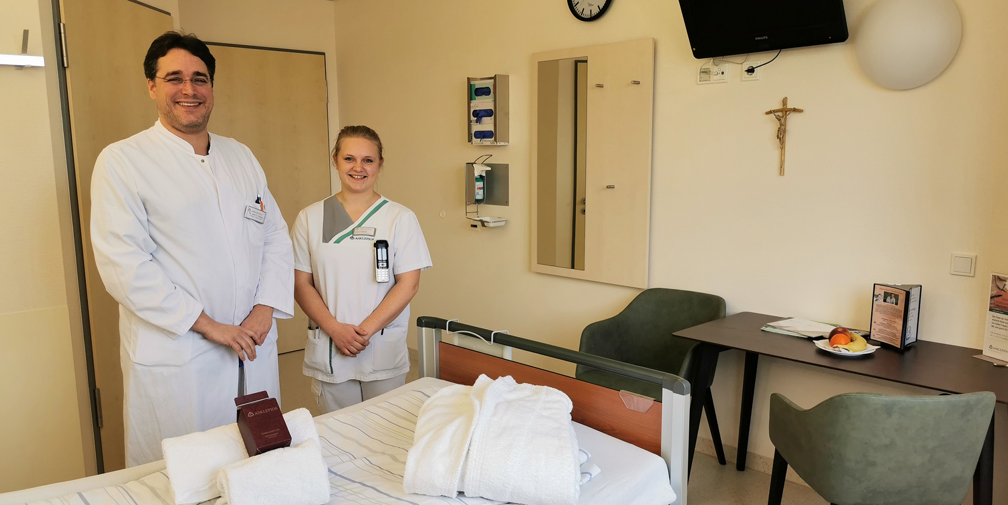 Auch Dr. Christian Glöckner (li.) freut sich über die neuen „Komfort plus“-Zimmer. Auch Dr. Christian Glöckner (li.) freut sich über die neuen „Komfort plus“-Zimmer.