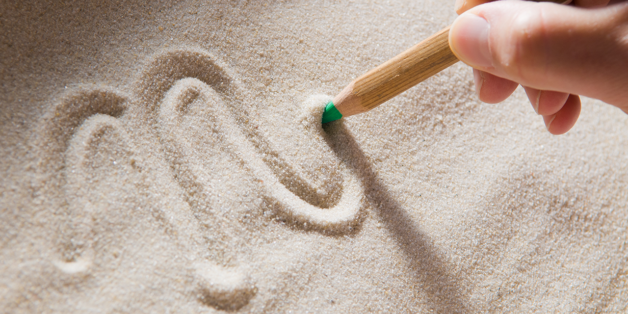 Ein N in Sand gezeichnet Ein N in Sand gezeichnet