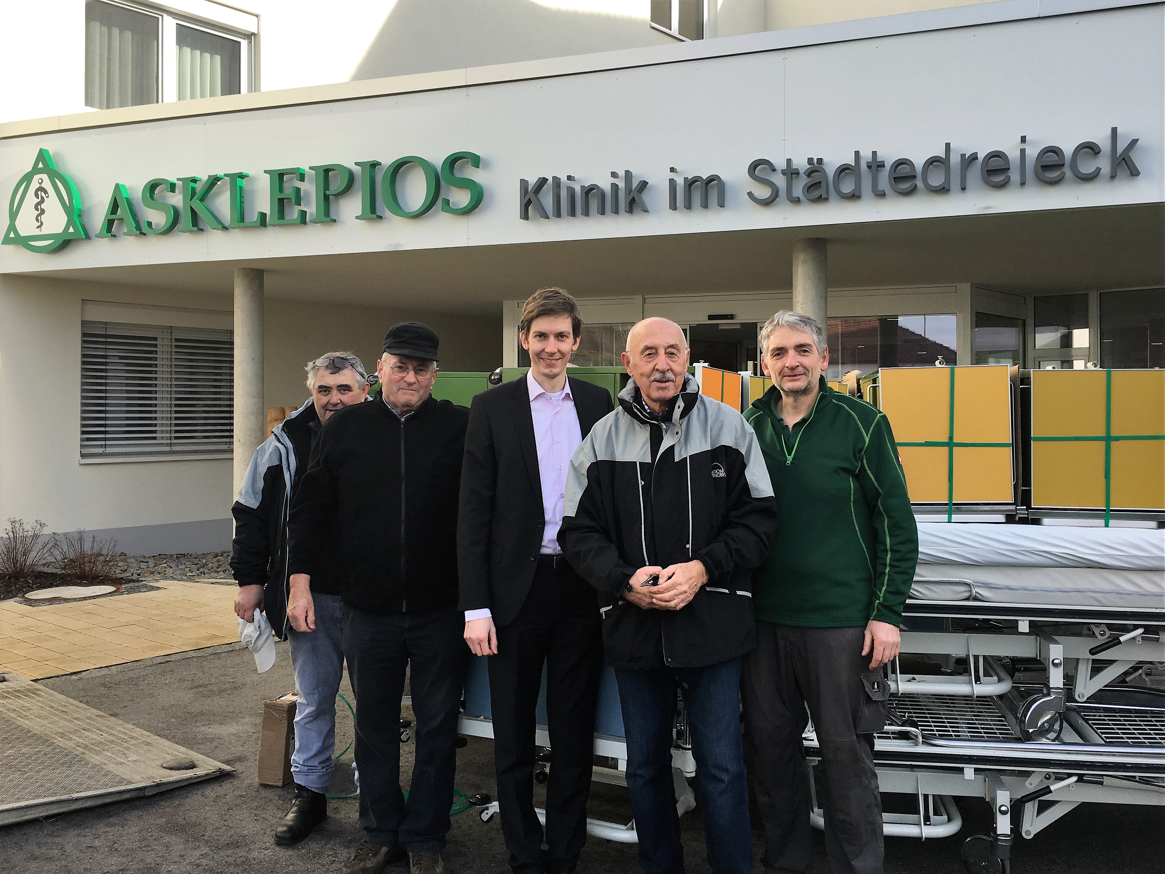 Bettenspende für die Ukraine Betten für die Ukraine: Dr. Josef Ziegler (2. v.re.) und Helfer von „Aktion Tschernobyl Pfreimd e.V.“ mit Thomas Greising (re. Asklepios Haustechnik) und Geschäftsführer Felix Rauschek (3. v. li.)