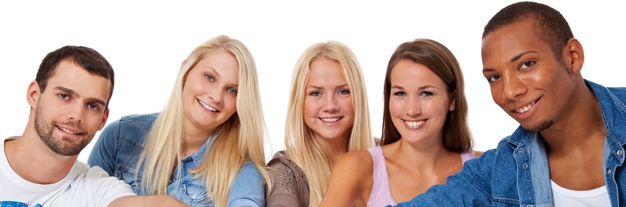 Ausbildung: Fünf junge Leute lächeln in die Kamera Foto: Fünf junge Leute lächeln in die Kamera