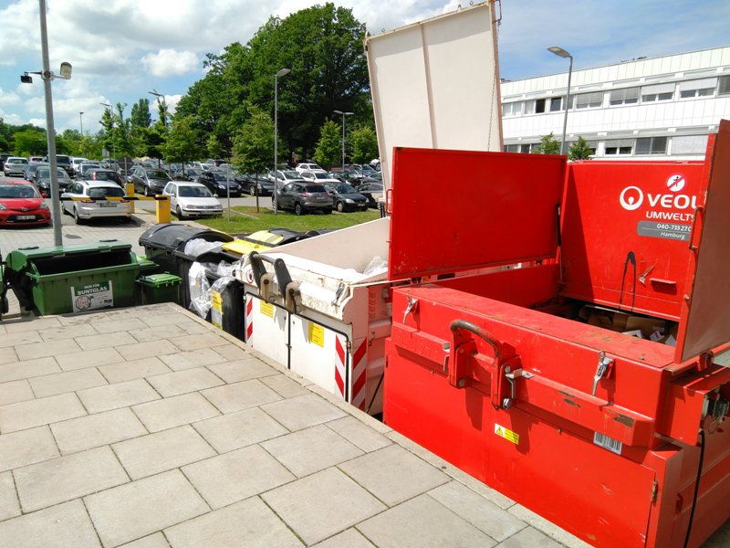 Abfallentsorgung Bild: Entsorgungshof mit Abfallcontainern.