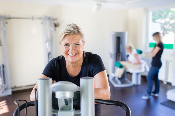 Workout Frau lachend beim Sport