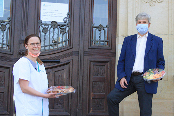 Grit Pippig, Teamleiterin NFA, freut sich über den Dank von Jens Beyer. Jens Beyer (r.) vom Rotary Club Radeberg-Schönfelder Hochland dankt der Klinik.