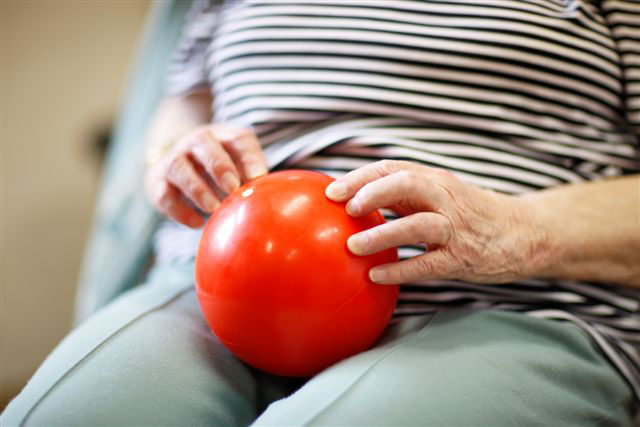 Geriatrische Rehabilitation Ball Rehabilitationsübung mit Ball
