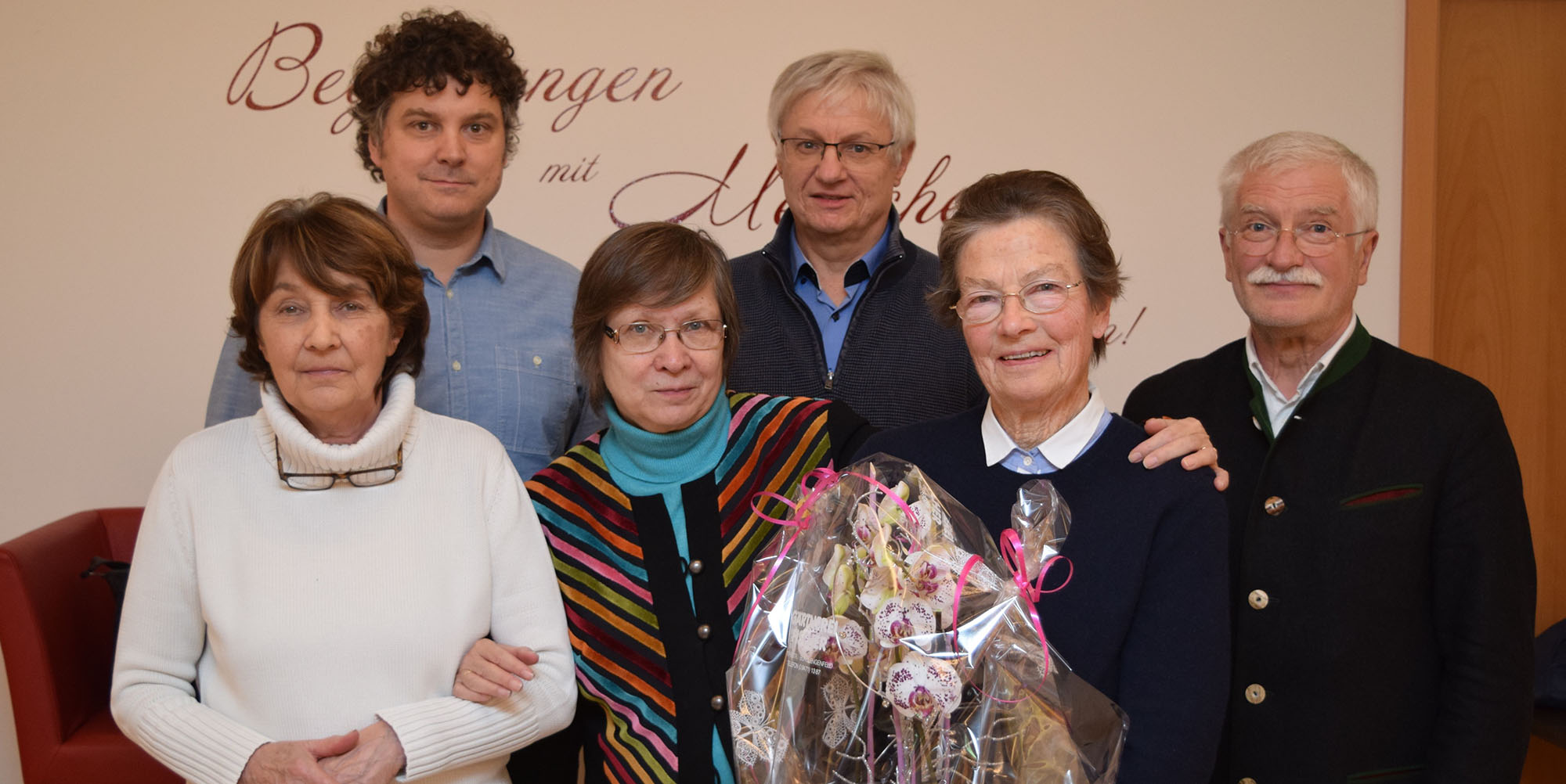 Anita Rickl, Dr. Josef Zäch, Dorothea Gebauer, Dr. Albert Pronath, Helga Althammer, Dr. Franz Josef Riedhammer. Zum Abschied gab es Blumen für die scheidende Vorsitzende. Anita Rickl, Dr. Josef Zäch, Dorothea Gebauer, Dr. Albert Pronath, Helga Althammer, Dr. Franz Josef Riedhammer. Zum Abschied gab es Blumen für die scheidende Vorsitzende.