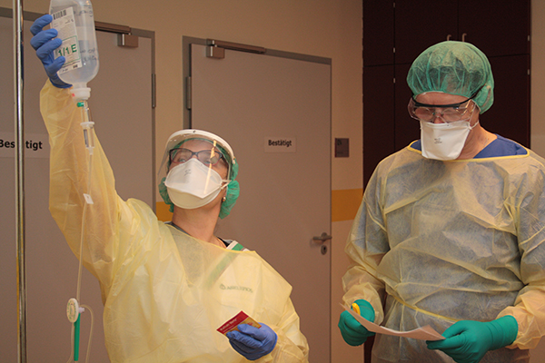 Die Mitarbeitenden auf der Infektionsstation der Klinik. Das Klinikteam kümmert sich um die Erkrankten mit Covid-19.