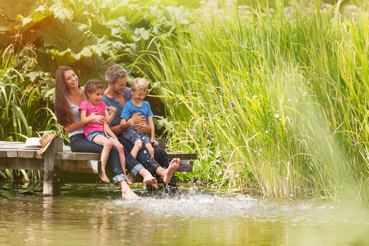 Familie planscht am See Bild: glückliche Familie verbringt Freizeit gemeinsam