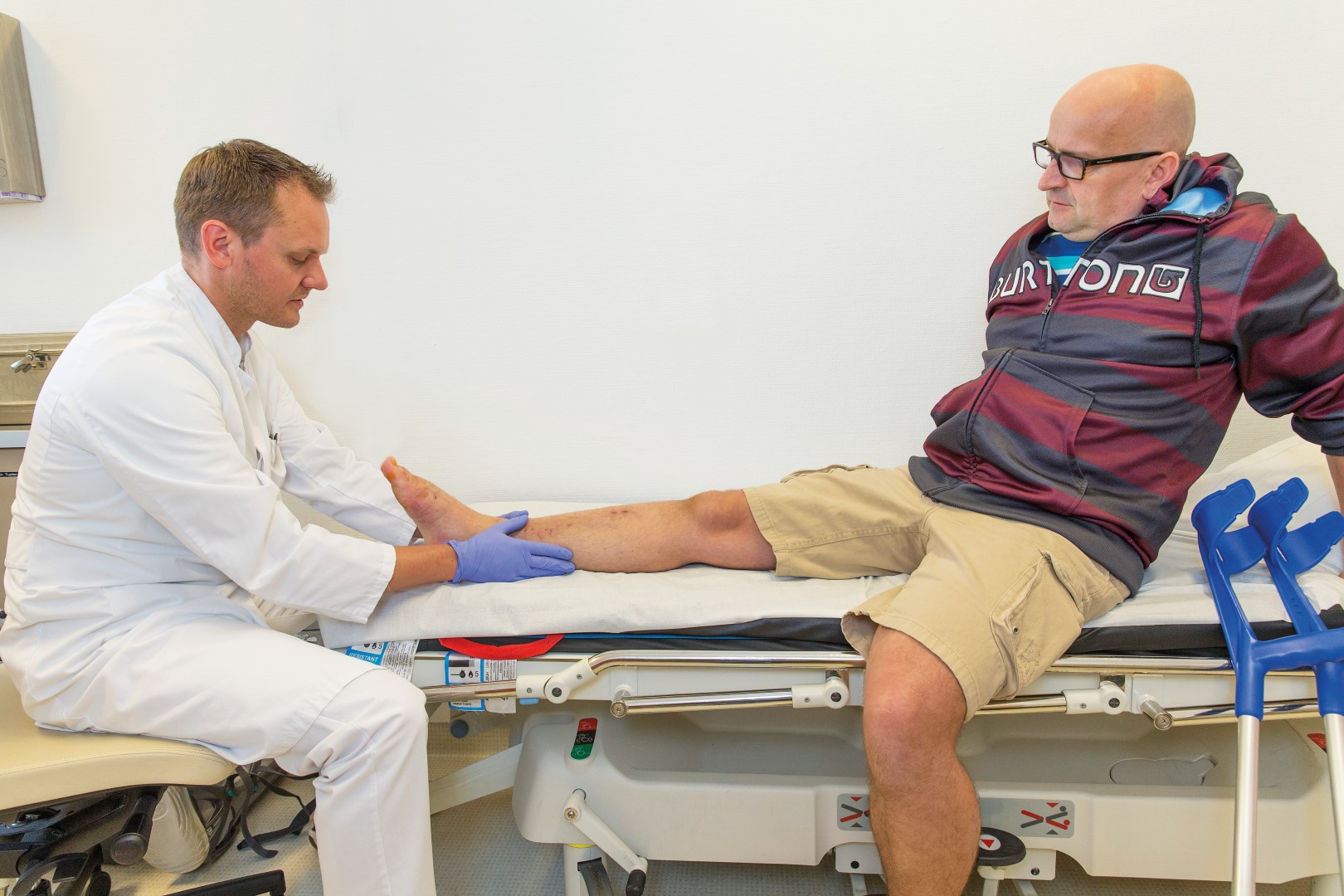 Unfallchirurgie Untersuchung Bild: Nachbehandlung einer Verletzung