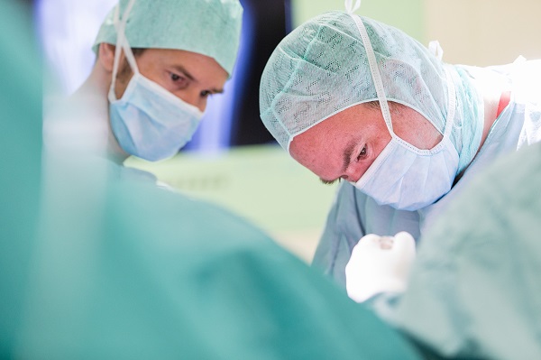 Prof. Perlick im OP Arzt am Operieren in Wiesbaden