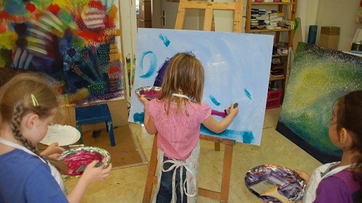 Besuch der kleinen Forscher in einem Atelier Bild: Die kleinen Forscher besuchen ein Atelier