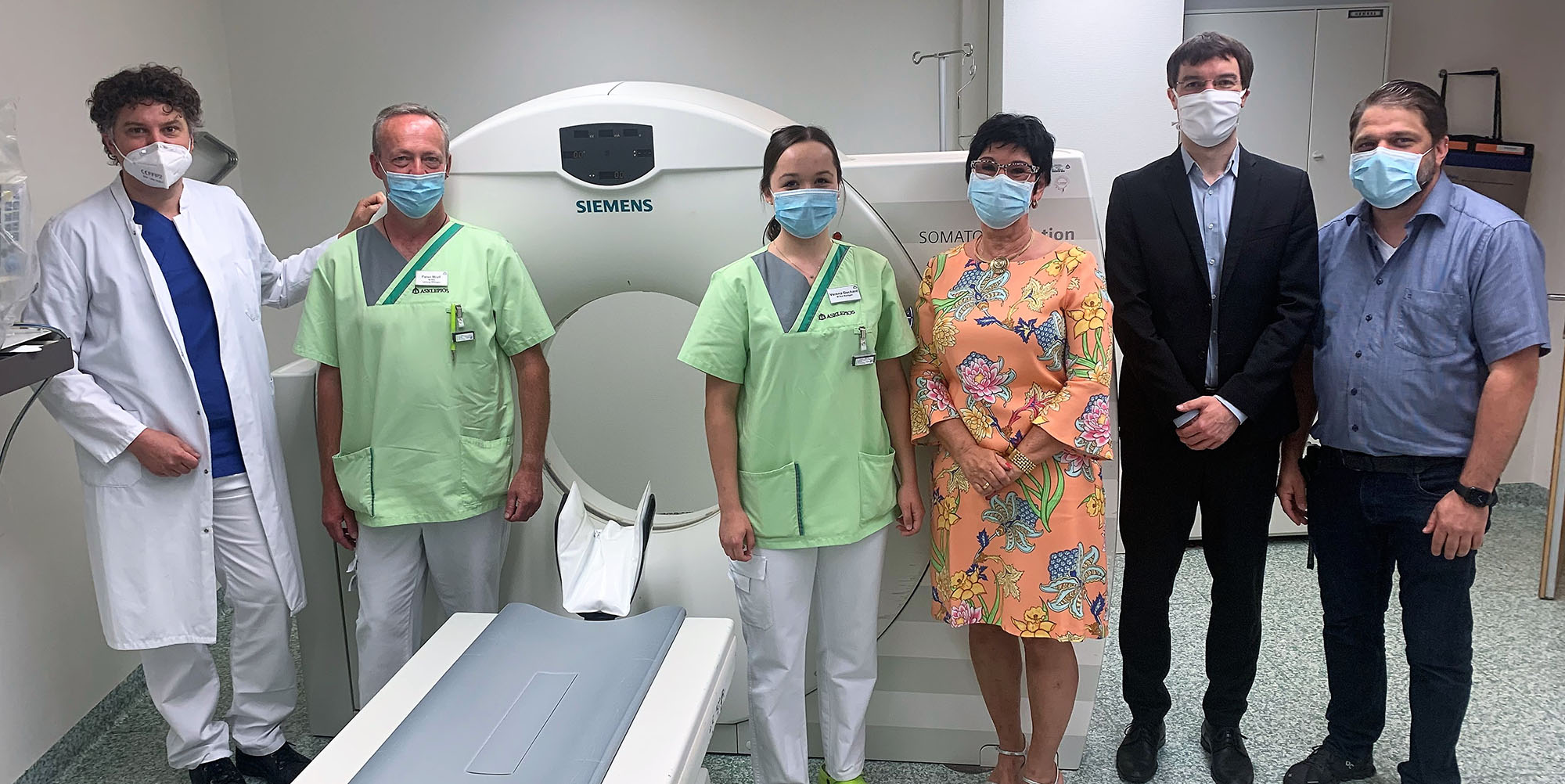 v. li. Dr. Josef Zäch, Peter Wolf, Verena Dechant, Alice Böhm, Andreas Neumann, Steffen König im CT-Raum. v. li. Dr. Josef Zäch, Peter Wolf, Verena Dechant, Alice Böhm, Andreas Neumann, Steffen König im CT-Raum.