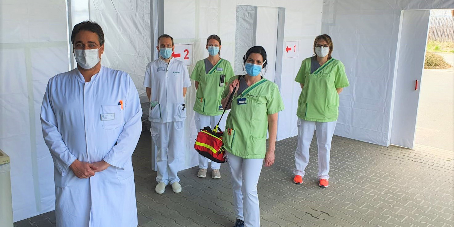 Dr. Christian Glöckner mit seinem Team im „Sichtungsbereich“ der Klinik. Dr. Christian Glöckner mit seinem Team im „Sichtungsbereich“ der Klinik.