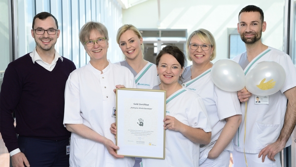 Gemeinsame Freude Bild: Geschäftsführung und Hygieneteam präsentieren stolz das erlangte Zertifikat