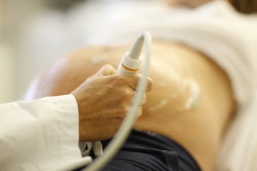 Praxis-fuer-Praenatalmedizin Schwangere-beim-Ultraschall