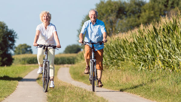 Radfahrer auf Feldweg Senioren auf dem Fahrrad