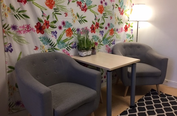 Das Büro der Kita Kunterbunt Bild: Ansicht der Sitzecke im Büro