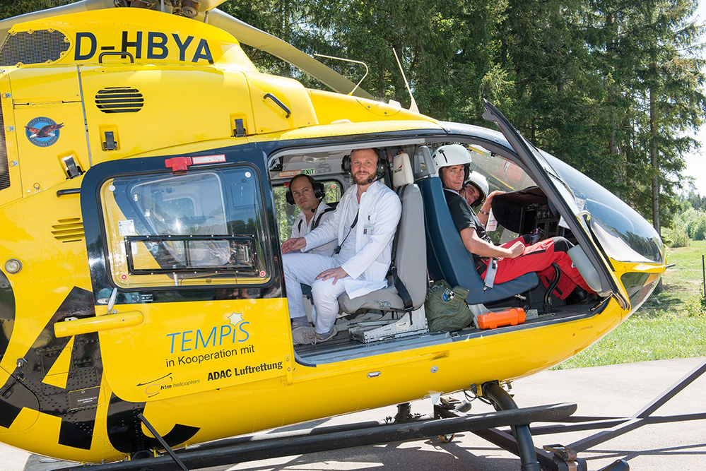 Hilfe mit dem Hubschrauber Flying Interventionalists