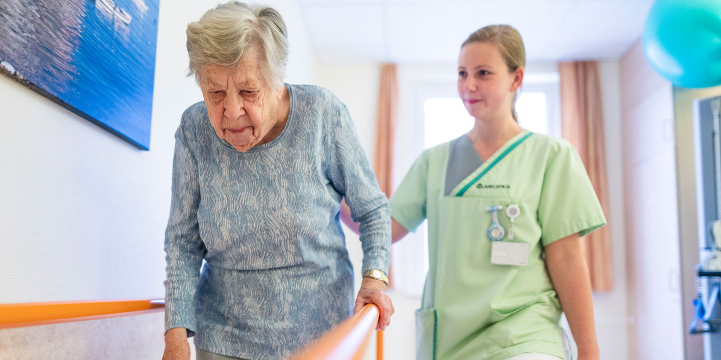 Patientin beim Gehtraining bei Ancoris 1440 Foto: Patientin beim Gehtraining bei Ancoris
