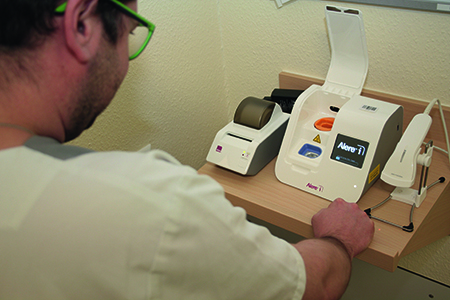 Das Messgerät ermöglicht den Influenza-Schnelltest. Mit diesem Gerät ist der Influenza-Nachweis in wenigen Minuten möglich.