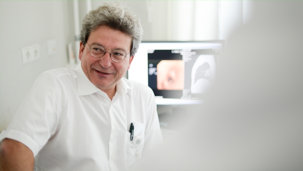 Chefarzt Dr. Diemel begutachtet Befund-Daten am Computer. Bild: Chefarzt Dr. Diemel begutachtet Befund-Daten am Computer.