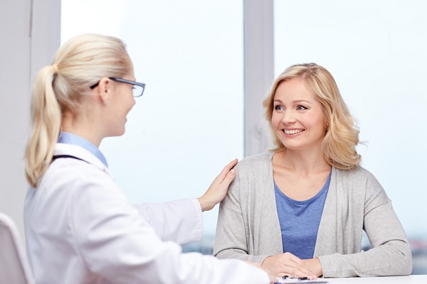 Ärztin mit Patientin im Gespräch Bild: Ärztin mit Patientin im Gespräch