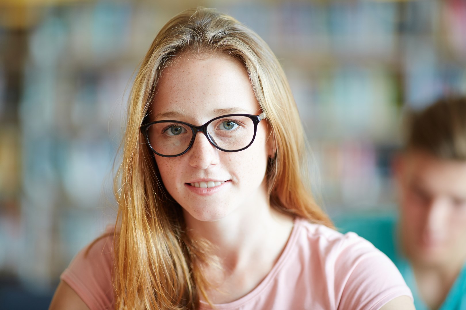 maedchen-brille-shutterstock maedchen-brille-shutterstock