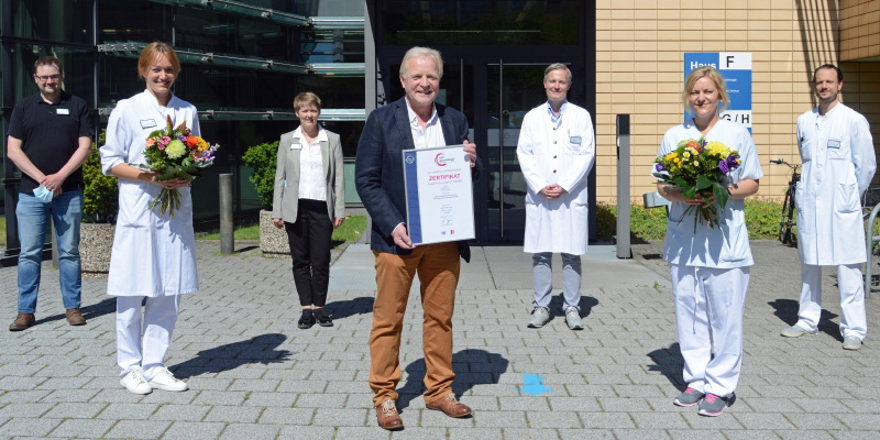 Übergabe des Wundsiegel-Zertifikats Foto Übergabe Zertifikat