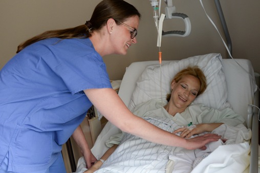 Wochenstation-weitere-Informationen Frau-Eckert-am-Bett