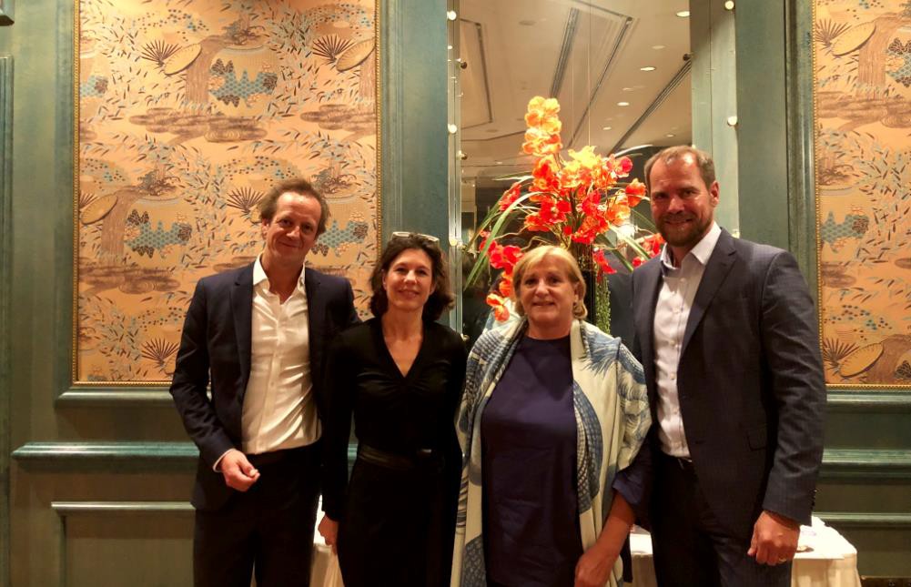 (v.l.n.r. Axel Müller, Frau Dr. Stefanie Buchen, Frau Christine Steigenberger, Asmus Grebbin) (v.l.n.r. Axel Müller, Frau Dr. Stefanie Buchen, Frau Christine Steigenberger, Asmus Grebbin)
