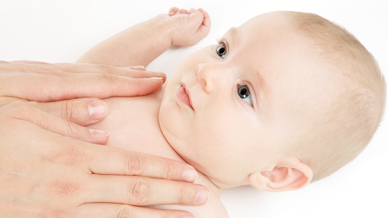 Mutter streichelt ihr Baby Mutter streichelt ihr Baby