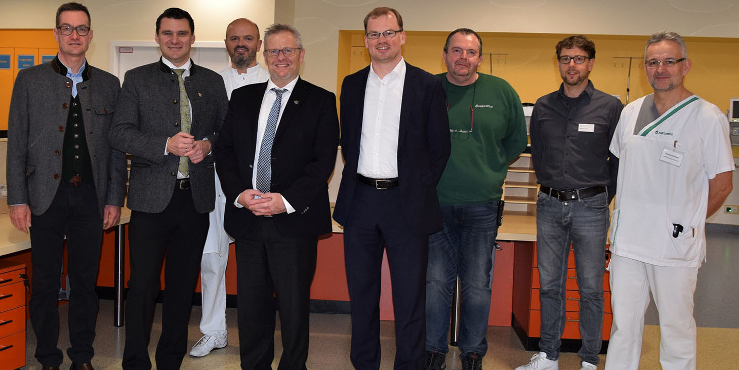 Alles neu: Aufwachraum und Intermediate Care Station mit je acht Betten von links: Dr. Joachim-Ramming, Thomas Ebeling, Dr. Franz-Jürgen Unterburger, Andreas Feller, Marius Aach, Peter Donhauser, Reinhold Scharf und Thomas Kastner.