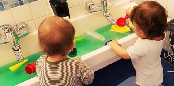 Unsere Krippengruppe Bild: Krippenkinder beim Spiel mit Wasser