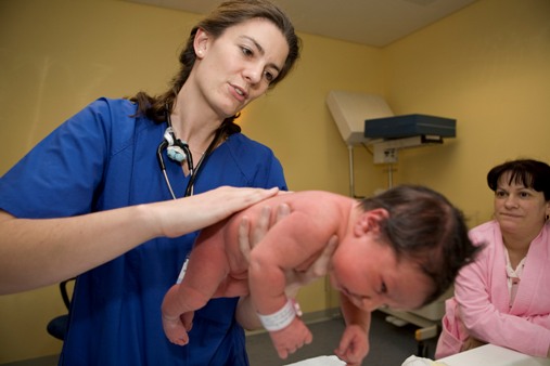 Kinderklinik-die-erste-Vorsorgeuntersuchung-2 Kinderaerztin-mit-Baby