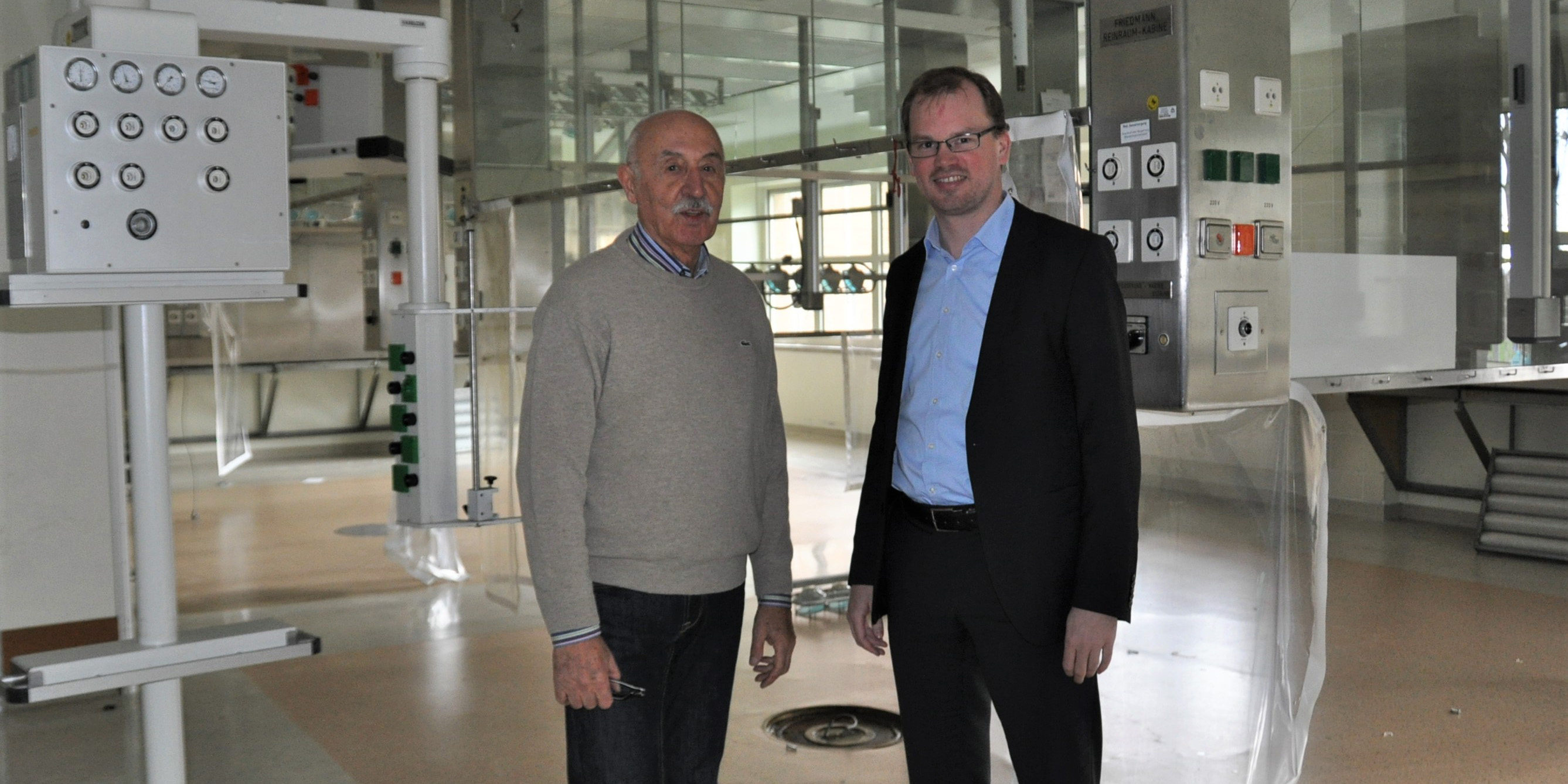 Eine Sterilisationsanlage für ein Krankenhaus in der Ukraine Dr. Josef Ziegler (li) und Marius Aach im ausgeräumten Trakt der Klinik