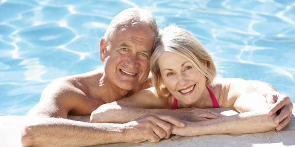 Senioren im Pool Paar beim Schwimmen