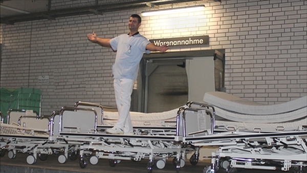 Wenn Betten auf Reise gehen BILD: Ausrangierte Betten warten in der Warenannahme der Klinik auf ihren Abtransport.